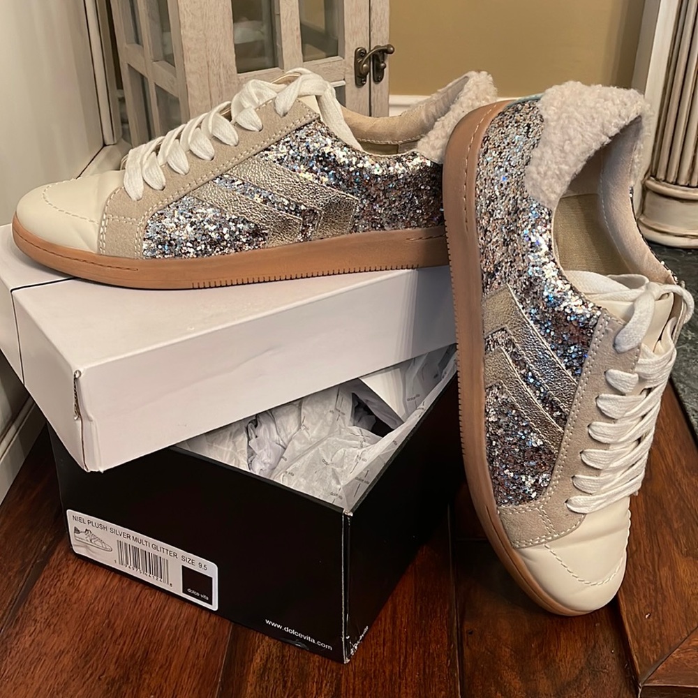 🔥🔥🔥 DOLCE VITAs worn ONLY ONCE! DON’T MISS THESE!!! Super cute and versatile!